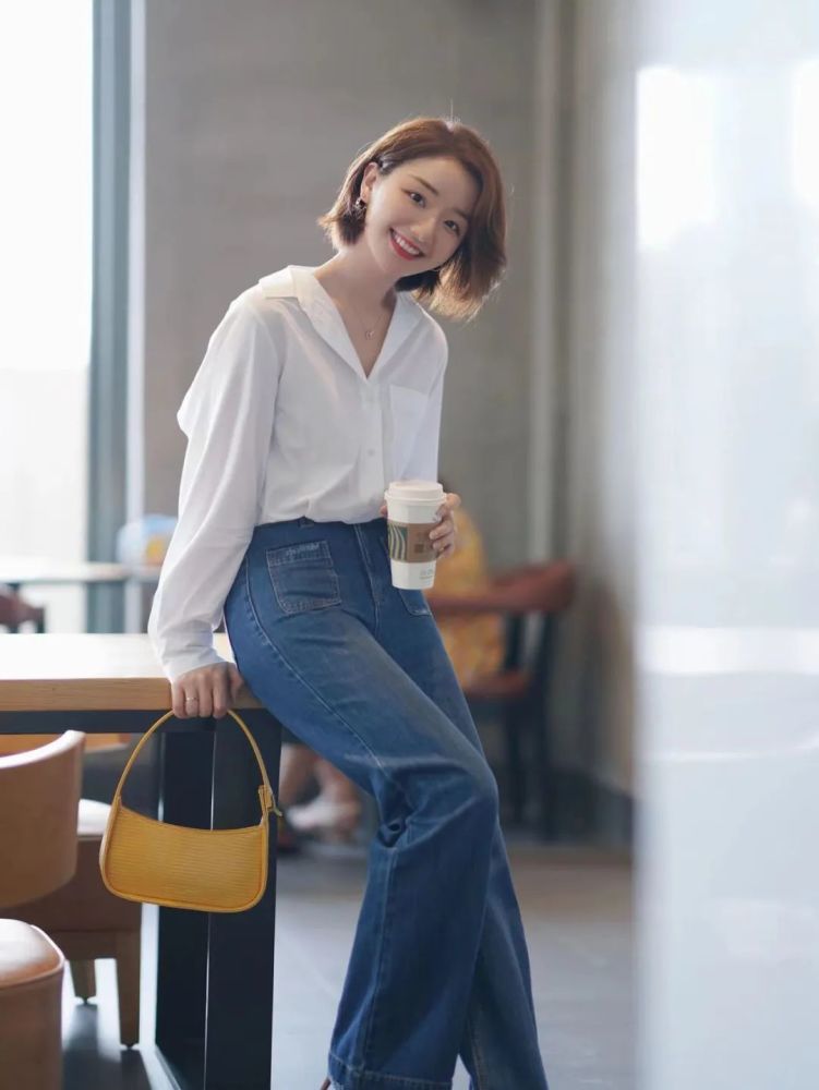 而秋天的阔腿牛仔裤,**是选择及地长度的,而衬衫可以把它塞到裤子里头