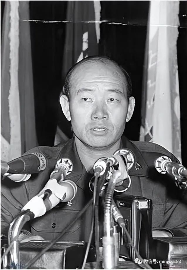 卢泰愚大将退役,开始摆脱军人形象,以文官身份正式走上"全斗焕接班人"