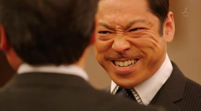 他在片中饰演的大反派大和田常务,面部表情丰富而又夸张,让人看了牙