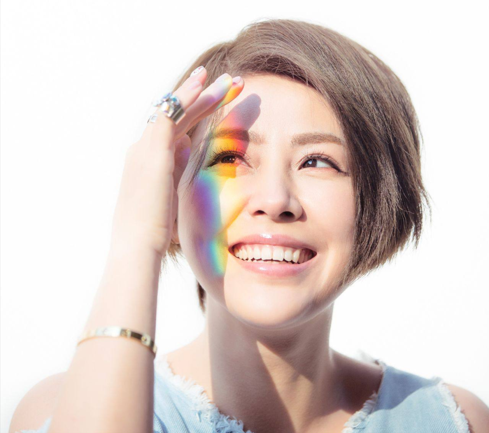 最火的时候,凌晗也曾经出过专辑,发行过单曲,还为一些影视作品献唱