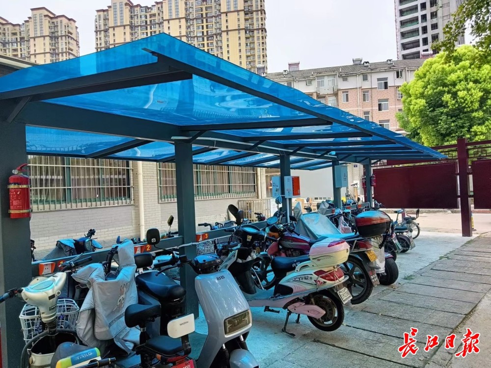 多方協商翻新3個新建2個停車棚290輛電動自行車告別日曬雨淋