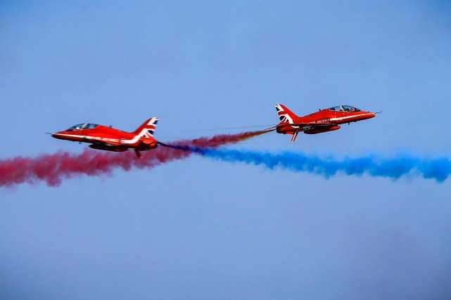 组图一起看看红箭飞行表演队在英国伊斯特本航展的表演