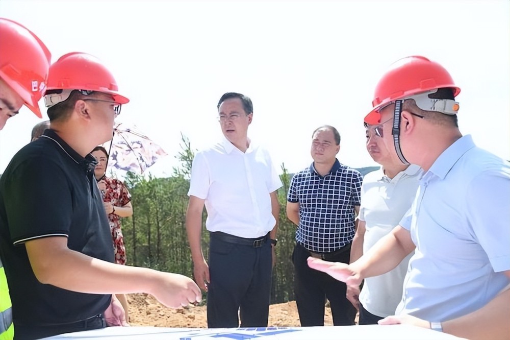 巴中通江县委副书记县长谭青松调研民营企业及产业发展情况