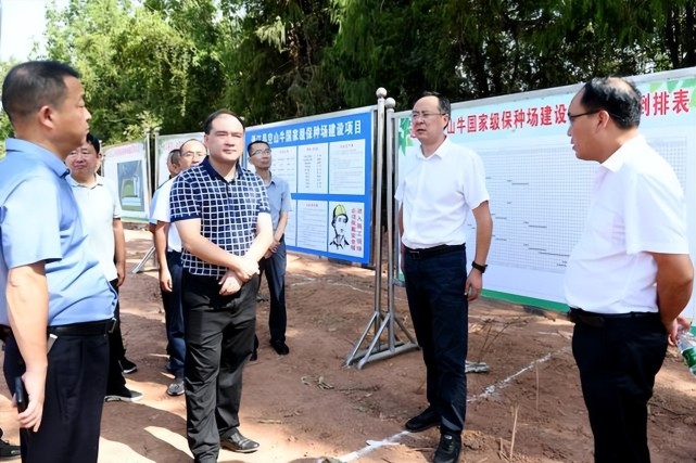 "巴中"通江县委副书记,县长谭青松调研民营企业及产业发展情况