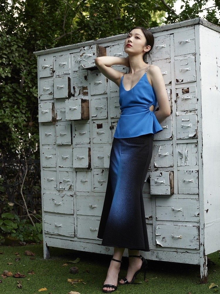 近日,演员邵芸的一组时尚写真大片曝光,其身着蓝色链条收腰吊带搭配