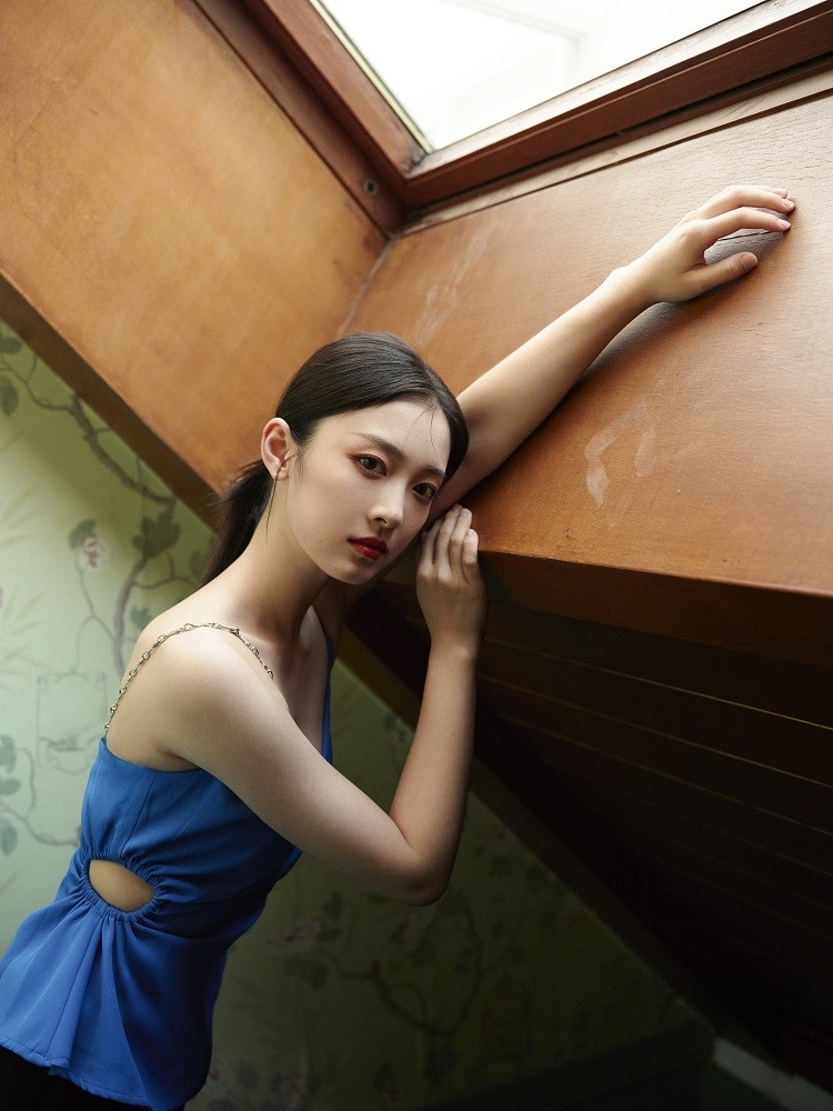 "太子妃"邵芸写真释出 演绎蓝色系裙装的独家浪漫插图6