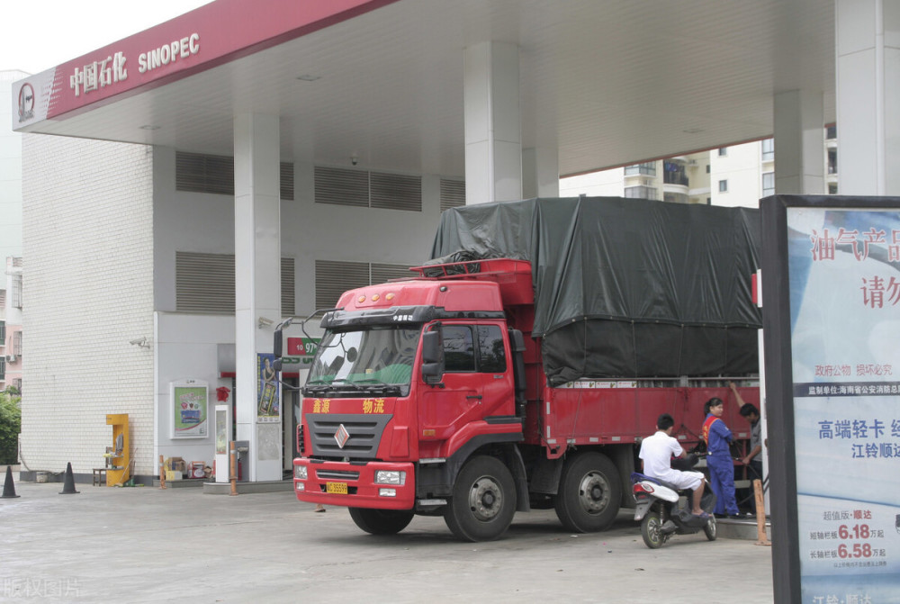 为什么加油站里很少会看到大货车加油大货车加油都会去哪里加油呢