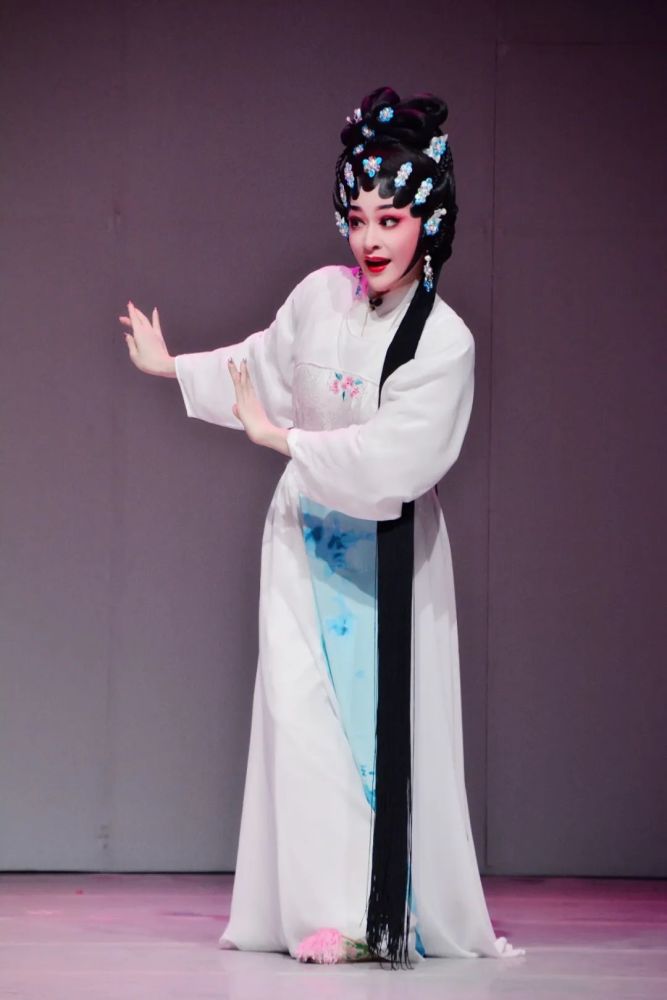 莫燕云:粤剧舞台上光彩夺目的正印花旦_腾讯新闻