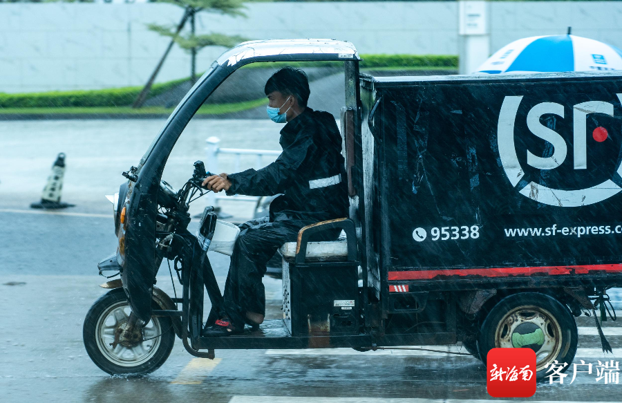 雨中,快递员在赶路送货.一些单位门口,有工作人员雨中认真执勤.