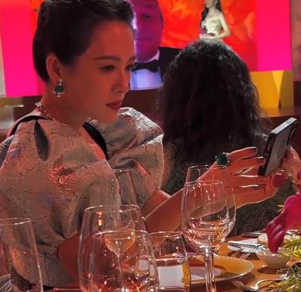章子怡晚会生图好美,近距离拍摄状态佳,与吴磊碰杯交谈好欢乐!