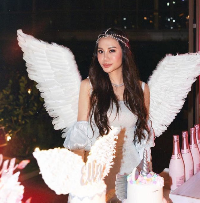 林建岳龙凤胎女儿出国度假海边穿泳衣大秀身材细腰长腿太吸睛