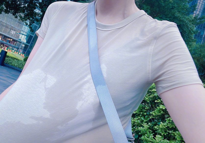 张馨予受伤掀翻指甲盖街头玩滑板晒到发红一身汗水衣服全湿透