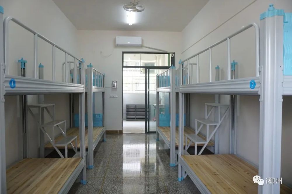 摄此外,新民高还新增了实验楼,图文楼,艺术楼,体育馆,礼堂及教工宿舍