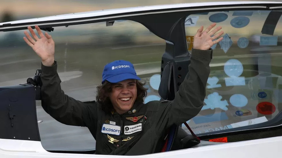 最年轻独自环球飞行者诞生，是一位17岁的少年