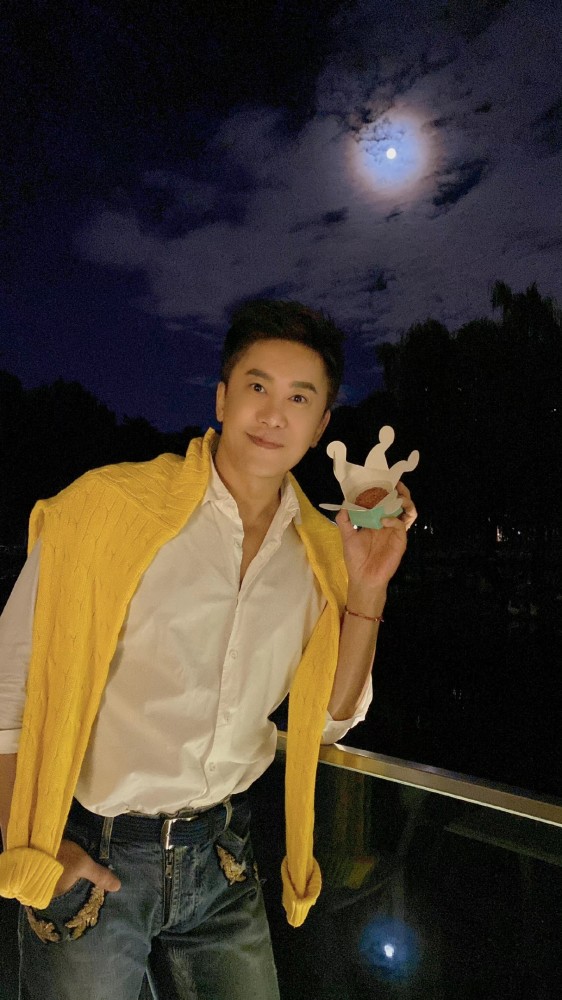 53岁毛宁现身整形医院商演,身材健壮似年轻小伙,获大批女性拥簇_腾讯