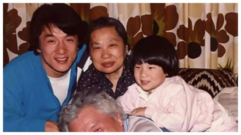 9年前成龙回安徽与两个亲哥相认对方一贫如洗他做了啥