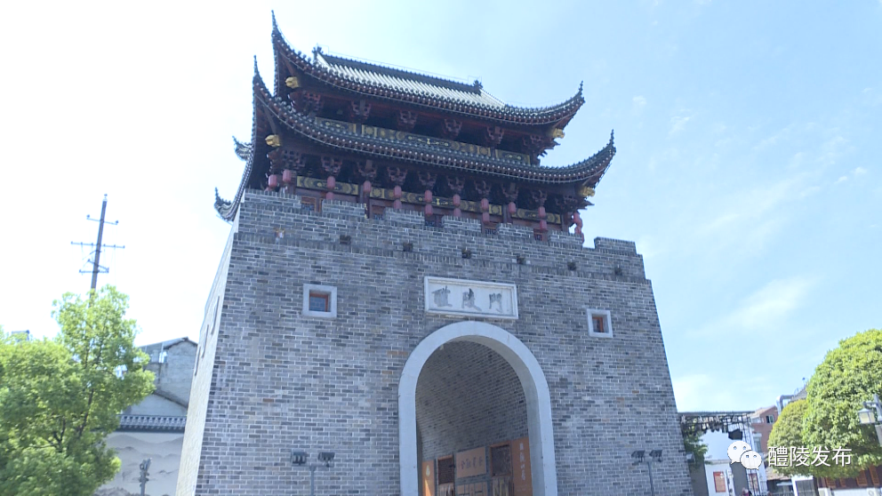 在"一江两岸"的醴陵门景点,醴陵融媒团队顶着烈日采拍瓷博会城市宣传