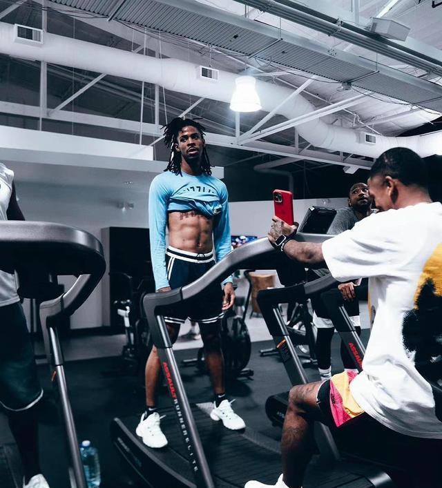 身高仅有191cm的莫兰特竟然可以平框暴扣,可见他的弹跳是多么出色