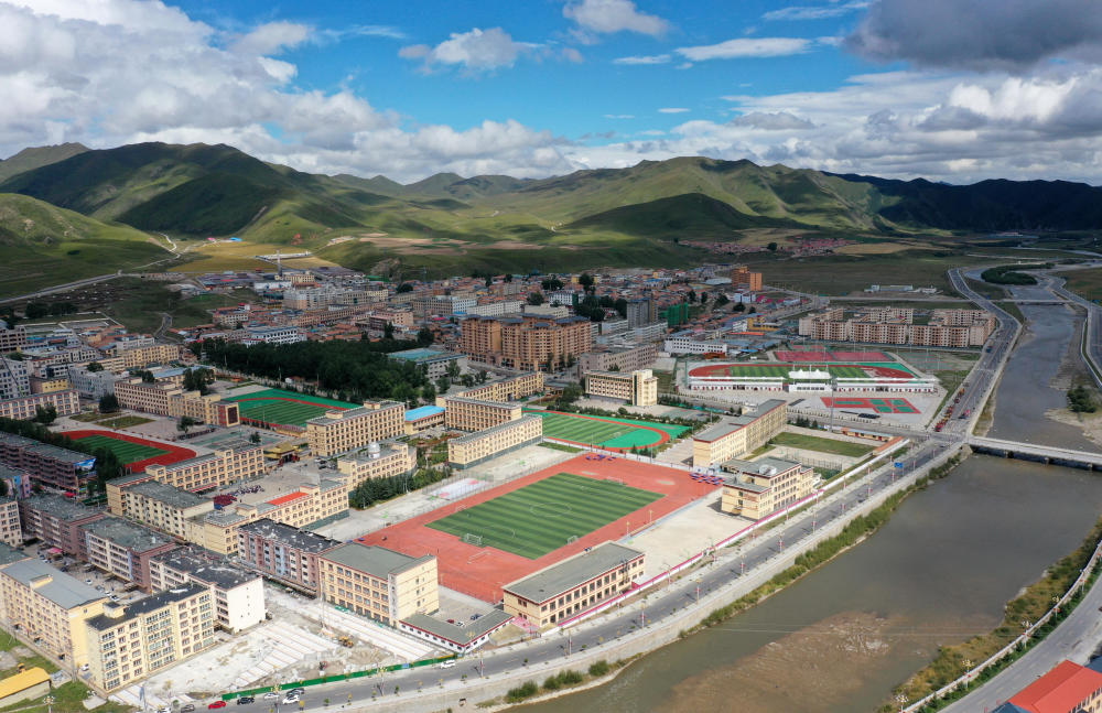 这是甘肃省甘南藏族自治州碌曲县县城(无人机照片,2021年8月30日摄).