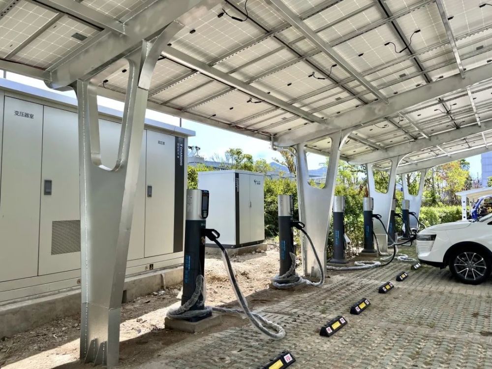 用太阳能为新能源车充电!