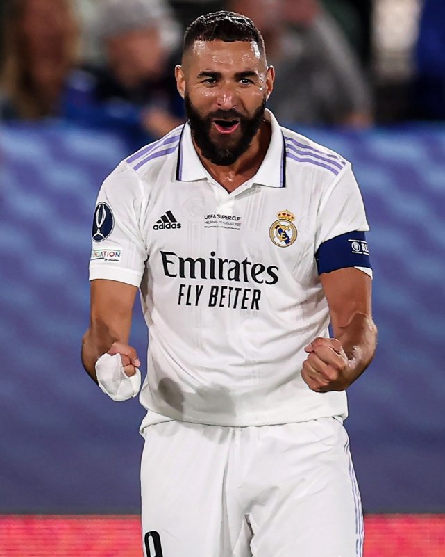 本泽马荣获欧足联最佳球员!生涯第一次 创3大纪录 金球奖无悬念?