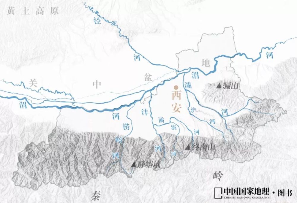 西起甘肅省以迭山與崑崙山脈分界,向東經天水南部的麥積山進入陝西