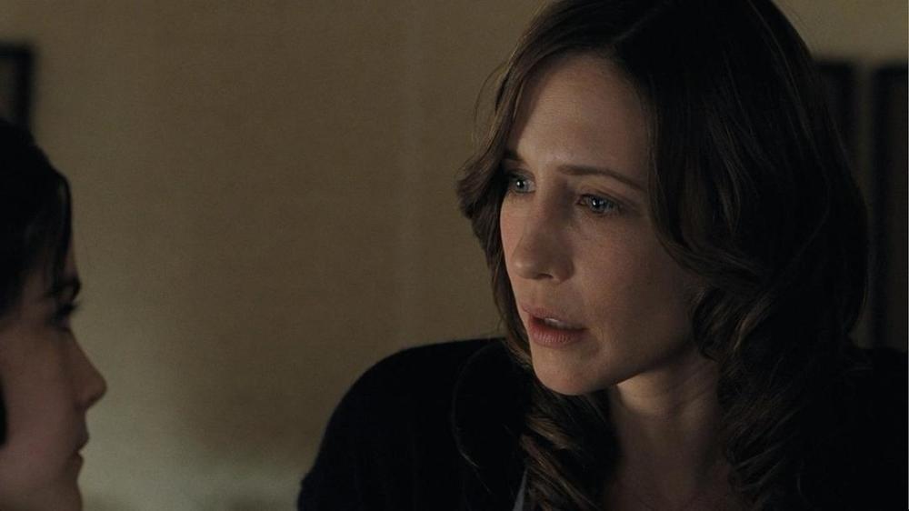 "惊悚片女王"是养母的饰演者维拉·法米加,著名的《招魂》宇宙的大