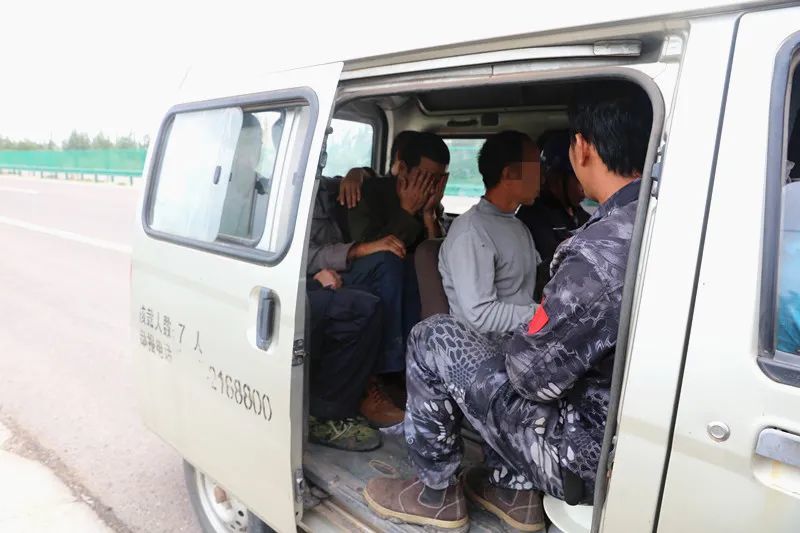 面包车变大胃王超员上路驶不得