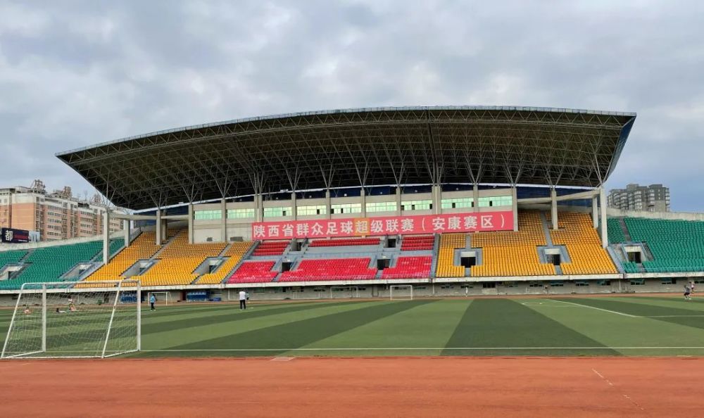 今年三月起,安康市体育运动服务管理中心对金州广场体育运动场地进行