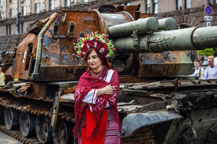 乌克兰另类庆祝独立日，满大街秀战利品，这操作能打满分吗？