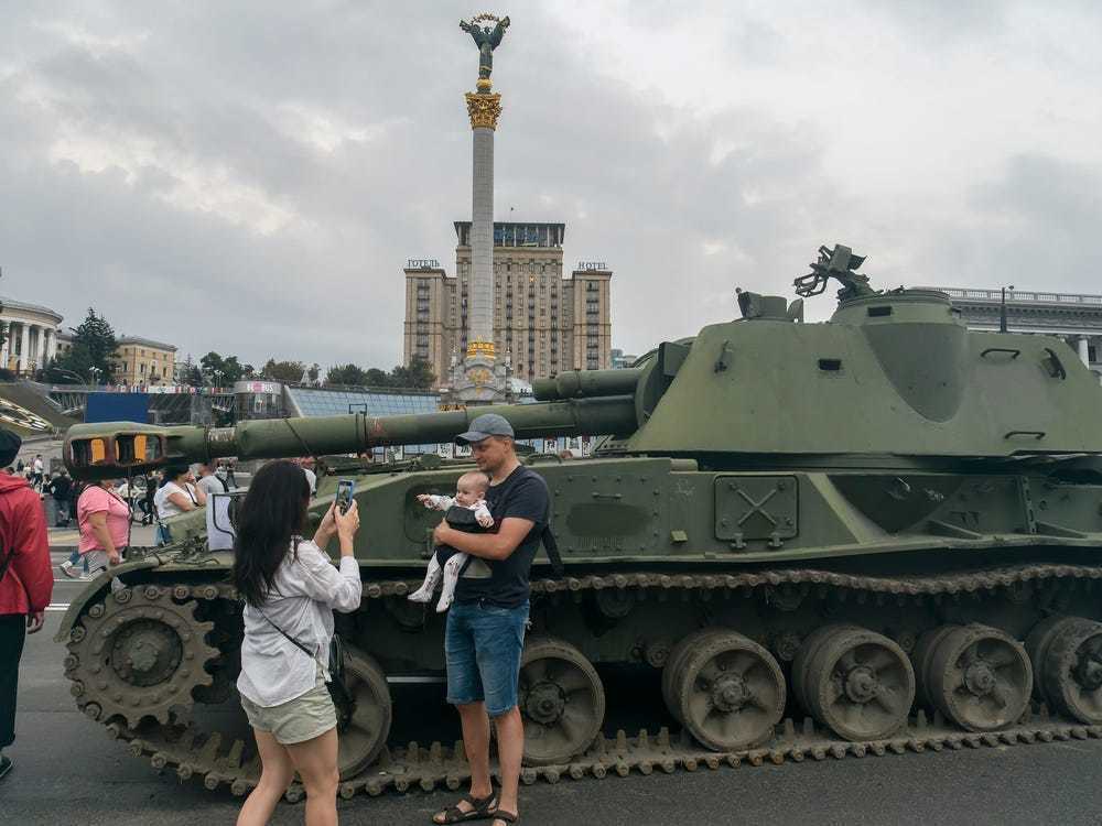 乌克兰另类庆祝独立日，满大街秀战利品，这操作能打满分吗？