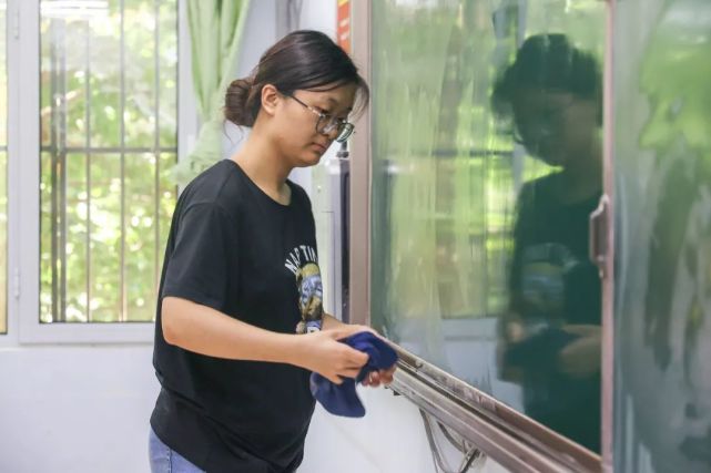 走廊裡來回搬運課桌椅,教室裡掃地拖地,擦窗戶,擦桌椅,倒垃圾……她們