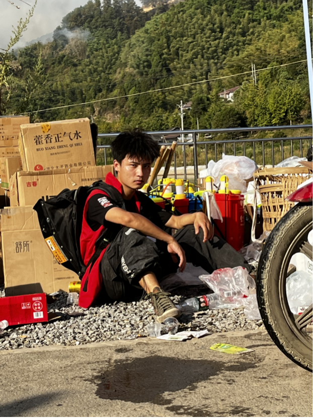 重庆山火摩托志愿者：3天4夜睡了16小时，许多摩友受伤中暑