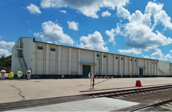 公众代表跟随讲解员的步伐,拾阶而上来到四号高大平房仓,看着仓内颗颗