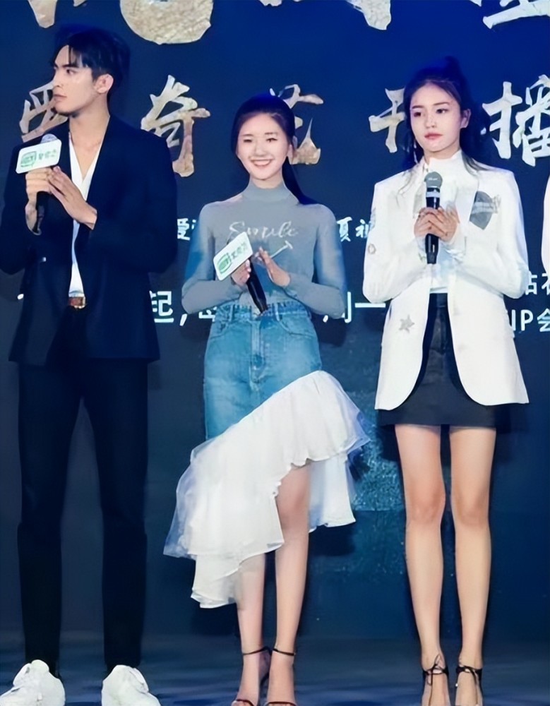 矮个女星尴尬瞬间:赵露思和背景logo差一大截,鞠婧祎白鹿没身高差