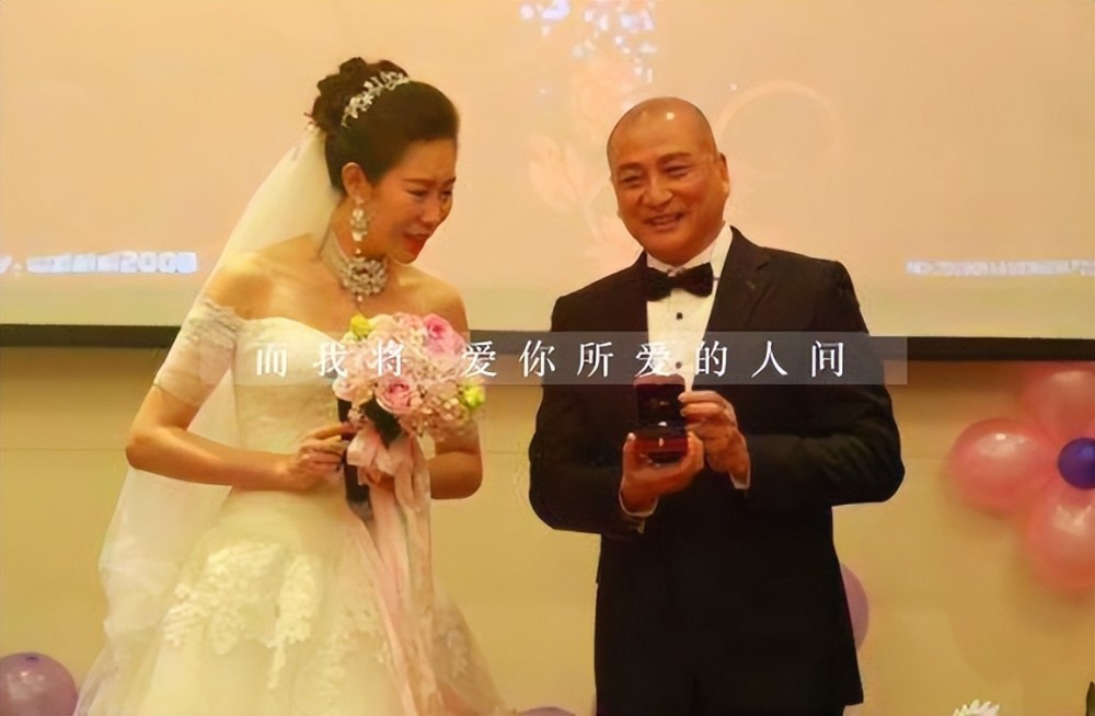 汤镇业双胞胎女儿走秀!
