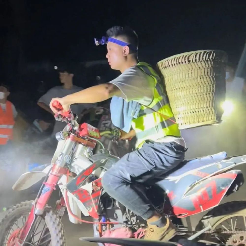 90后,00后,他们都是逆火而行的平凡英雄!_腾讯新闻