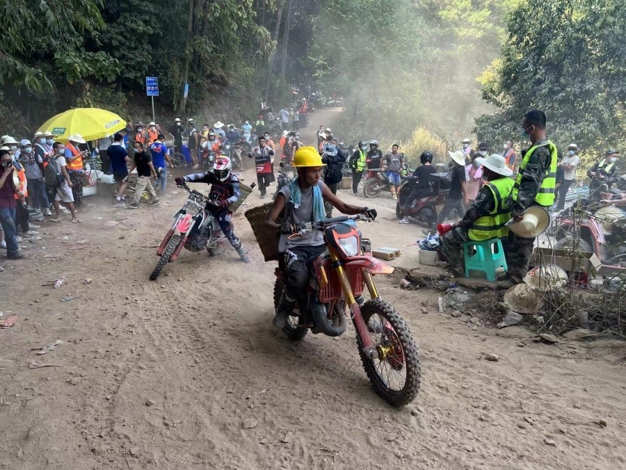 重慶縉雲山山火持續 大批摩托車騎手接力向消防前線運物資_騰訊新聞