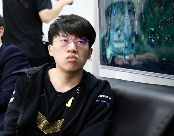 lol小虎最后一块遮羞布被掀开离开uzi后只能当蓝领中单可惜