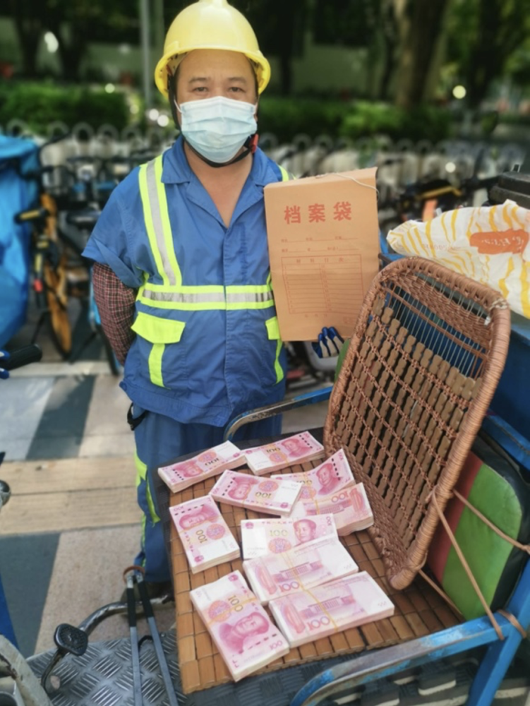 遠他連忙將撿到十萬元現金的情況儘快讓這袋現金