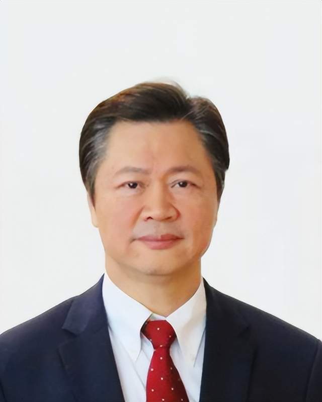 而她老公赖岳谦则是时事评论家以及大学副教授,现年64岁,与周玉琴还是