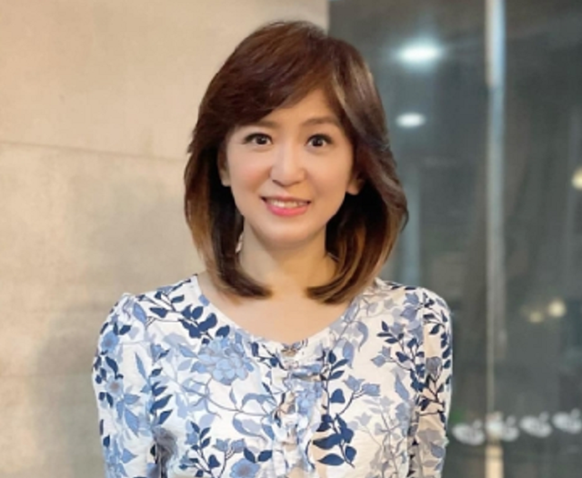 主持人周玉琴官宣二婚嫁给64岁大学副教授两人已交换戒指