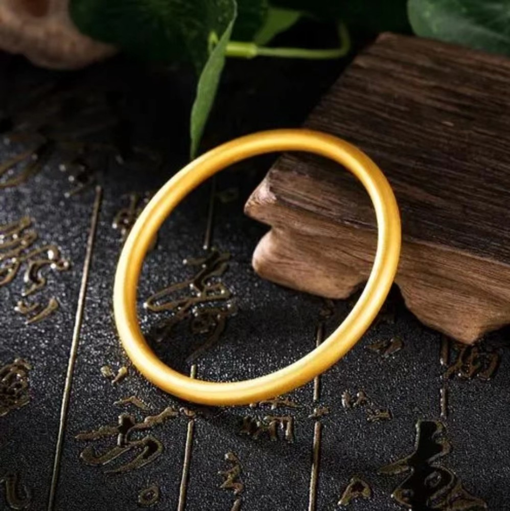 一位张女士6年前在一家珠宝店买了一只实心金手镯,当时花了11568元所