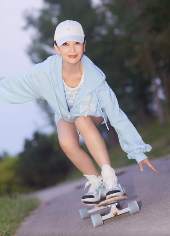 69岁赵雅芝街头玩滑板穿运动短裤秀身材少女感十足被赞逆生长