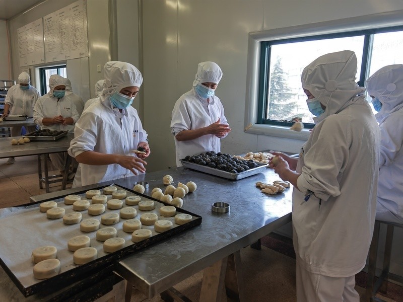 头路核桃仁,18层起酥…"候鸟"师傅制作玉佛寺净素月饼,30年味道不变