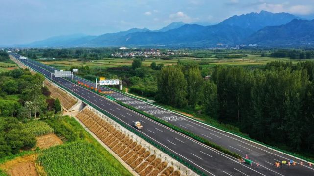 西安外环高速公路:全长270公里,由外环北段,外环南段等高速公路组成