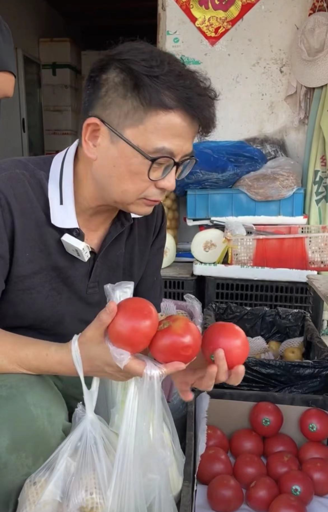 港星黄一山定居苏州农村菜场赶集满载而归和村民交流接地气