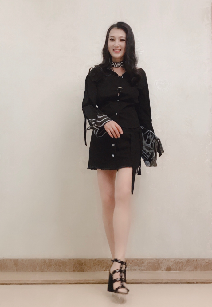 林芳兵奔60岁了也时髦,穿衣高级不扮嫩,优雅老去的样子真美