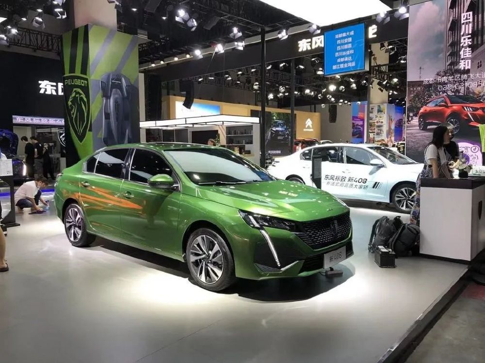 除了珠光白,星夜蓝,碳晶黑,银翼灰四种基础颜色,本次车展,东风标致