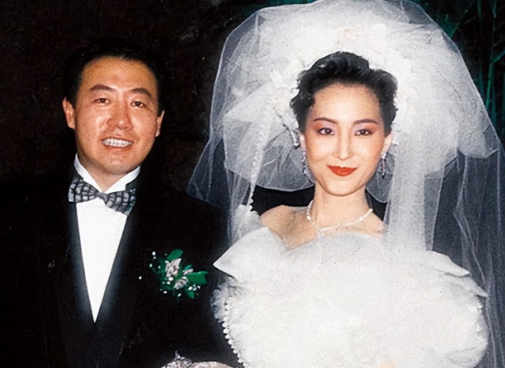 如今,马清伟已经有了年轻新欢,薛芷伦则过着单身独居的生活.